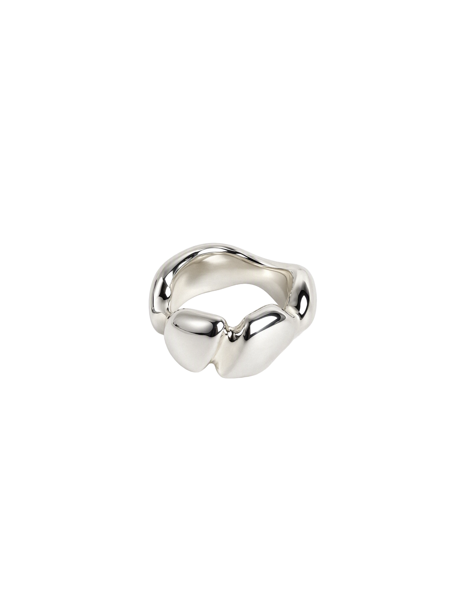 statementring med bred, rundad form och en skulptural design