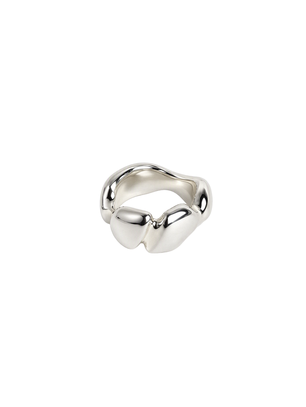 statementring med bred, rundad form och en skulptural design