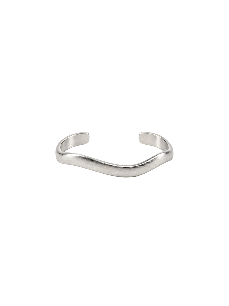 silverfärgad öppen armring med borstad yta, mjukt vågformad design och rundade kanter.