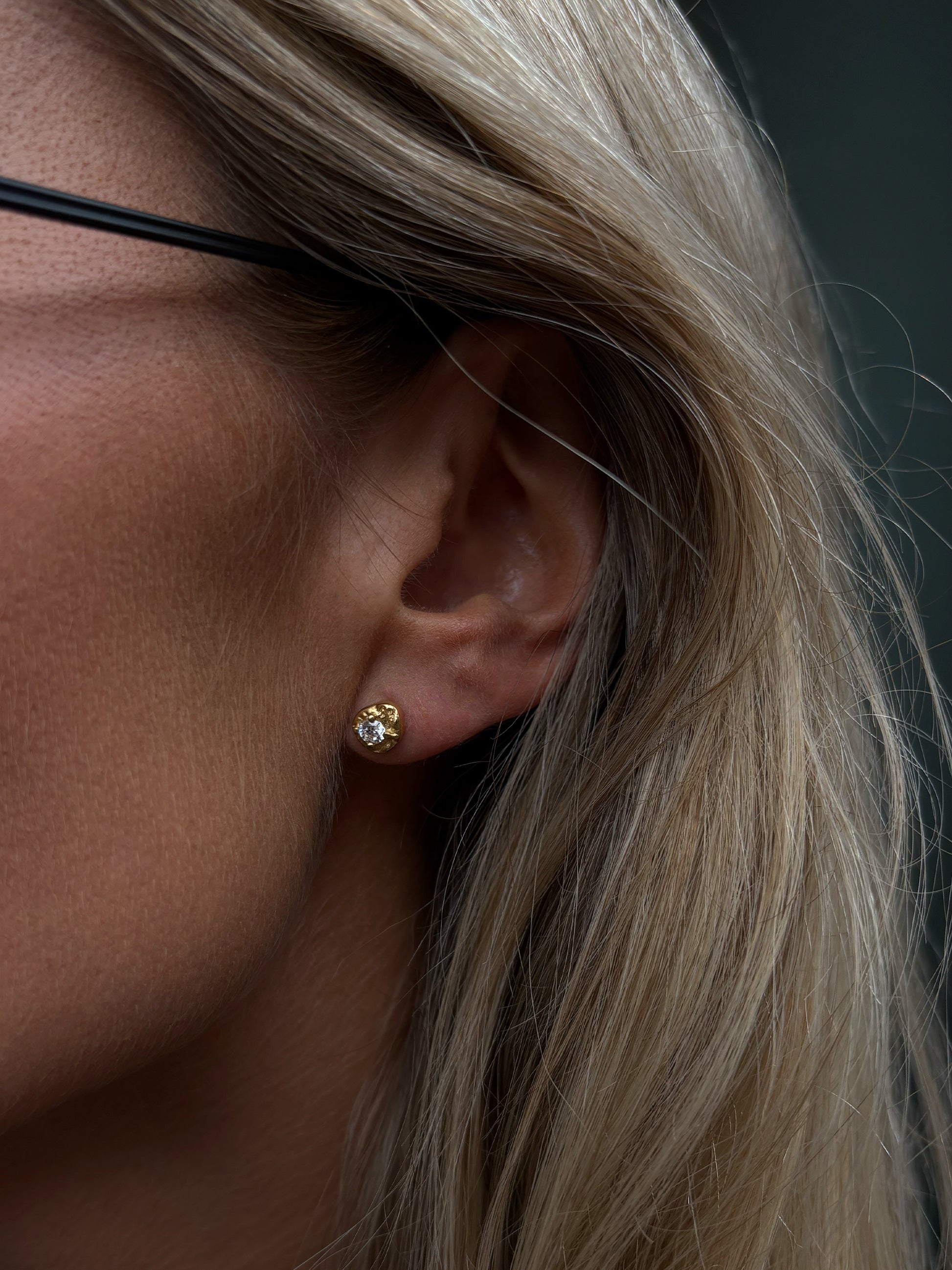 le petite stud 18k gold plated brass