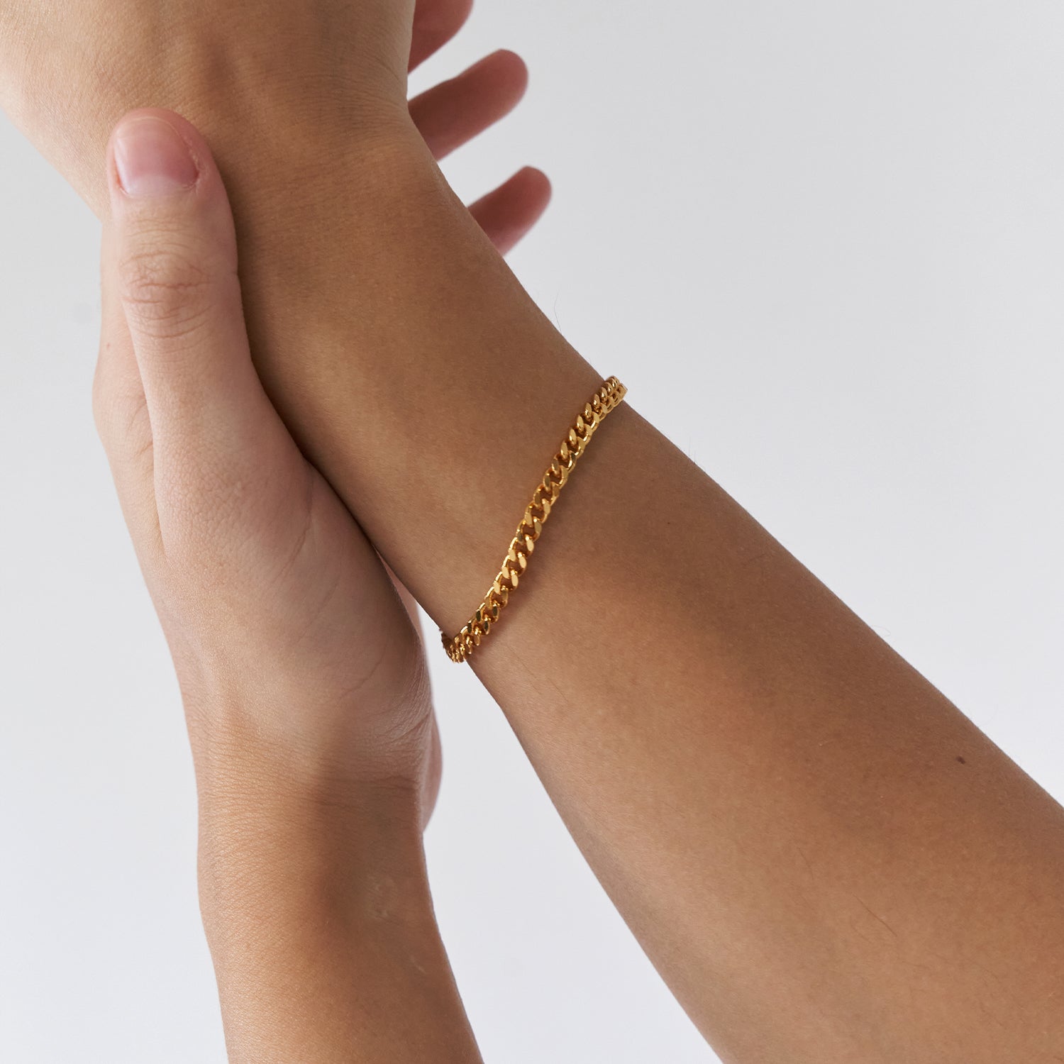 curb chain bracelet made in 18k gold plated brass