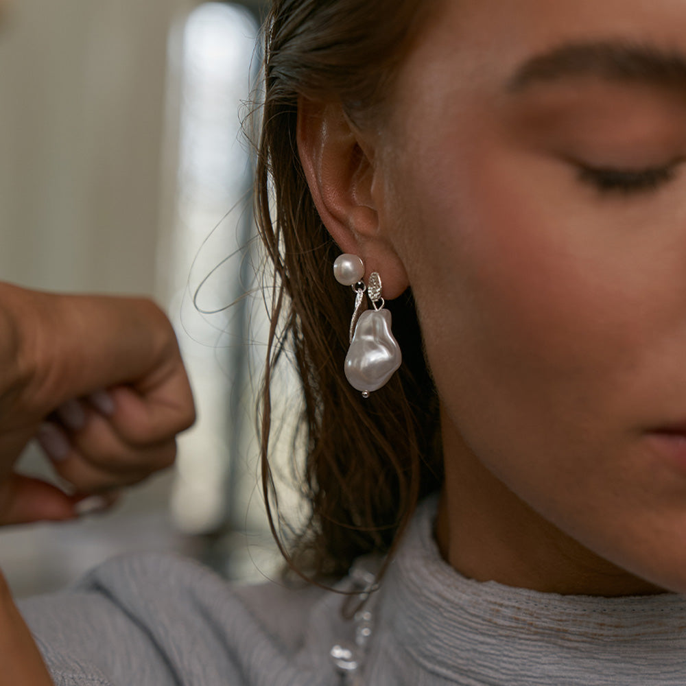 hold pearl earring silver by sanna Jörnvik