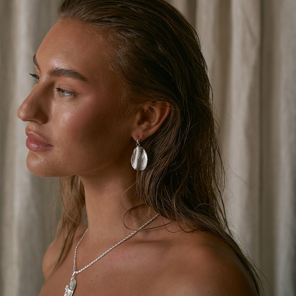 hold plate earrings silver by Sanna Jörnvik